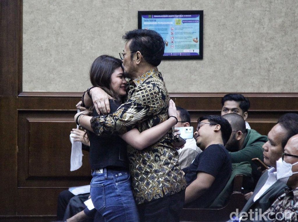 Momen Eks Mentan SYL Peluk Keluarga Sebelum Sidang Tipikor